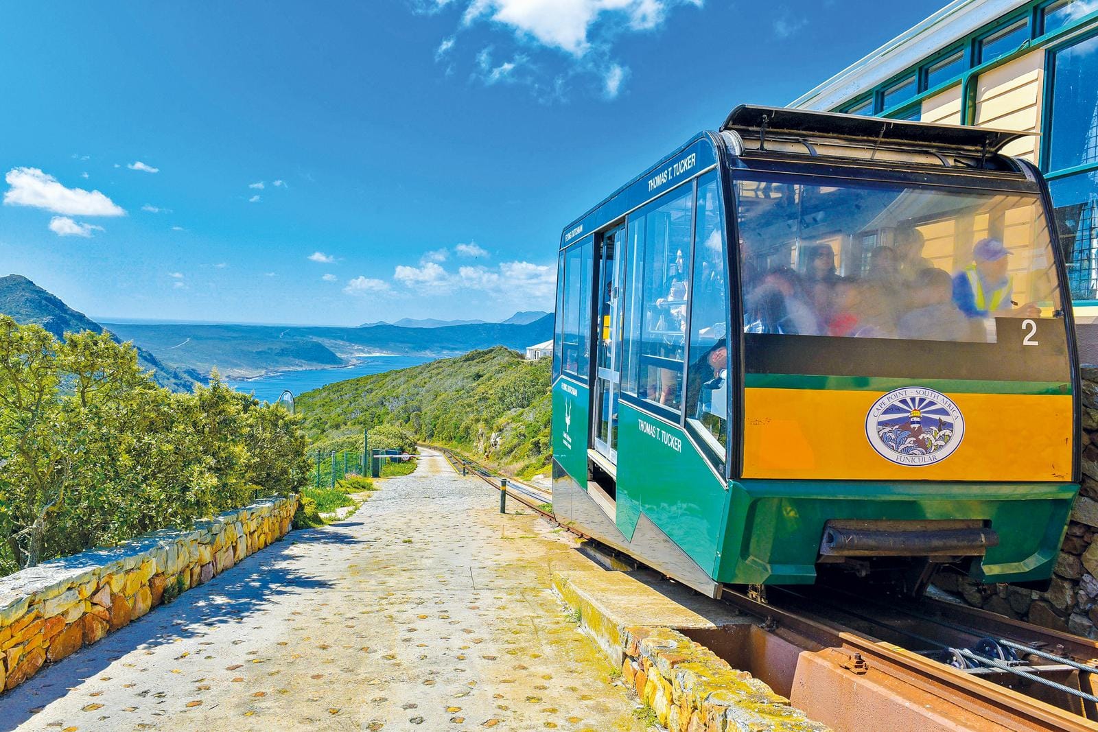 Grüne Seilbahn bei Kap der Guten Hoffnung, Südafrika, mit Blick auf den Ozean.