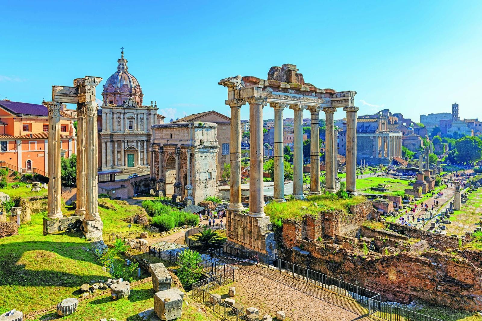 Antike Ruinen vor strahlend blauem Himmel in Rom, Italien. Ein historisches Highlight!