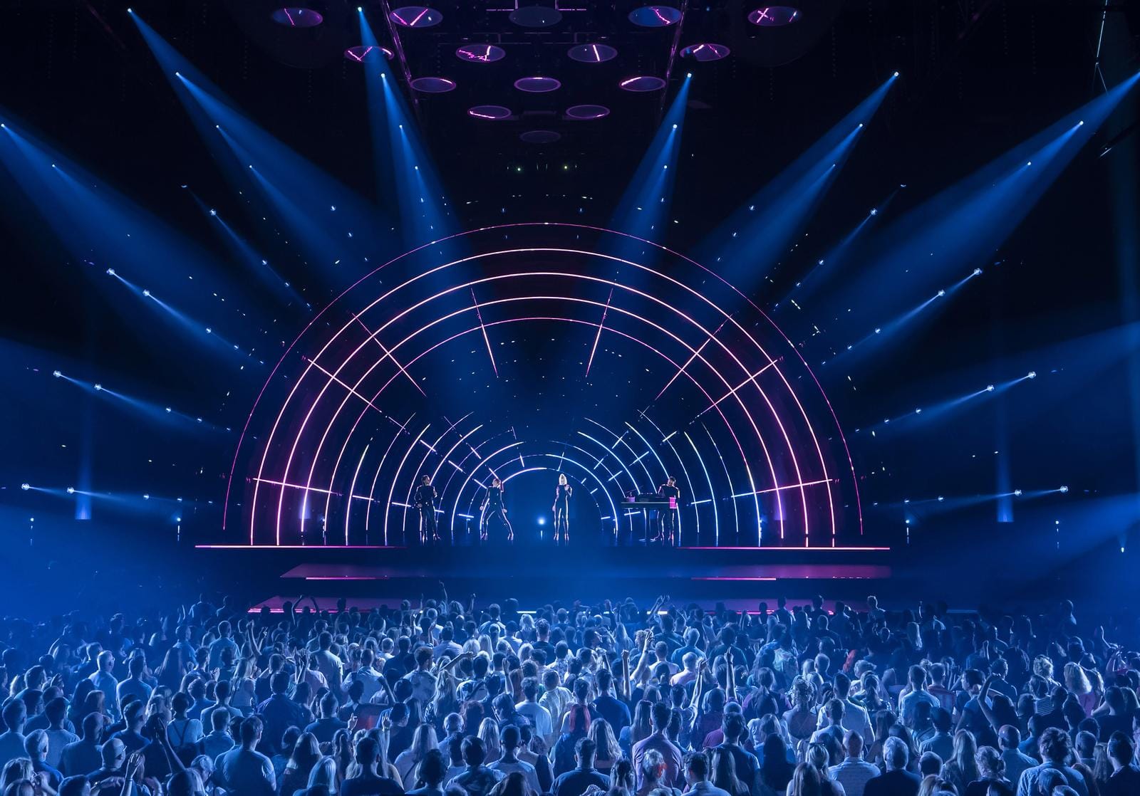 ABBA Voyage, ABBA Arena, London, Konzertbühne mit blauen und pinken Lichtern, große Menschenmenge davor.
