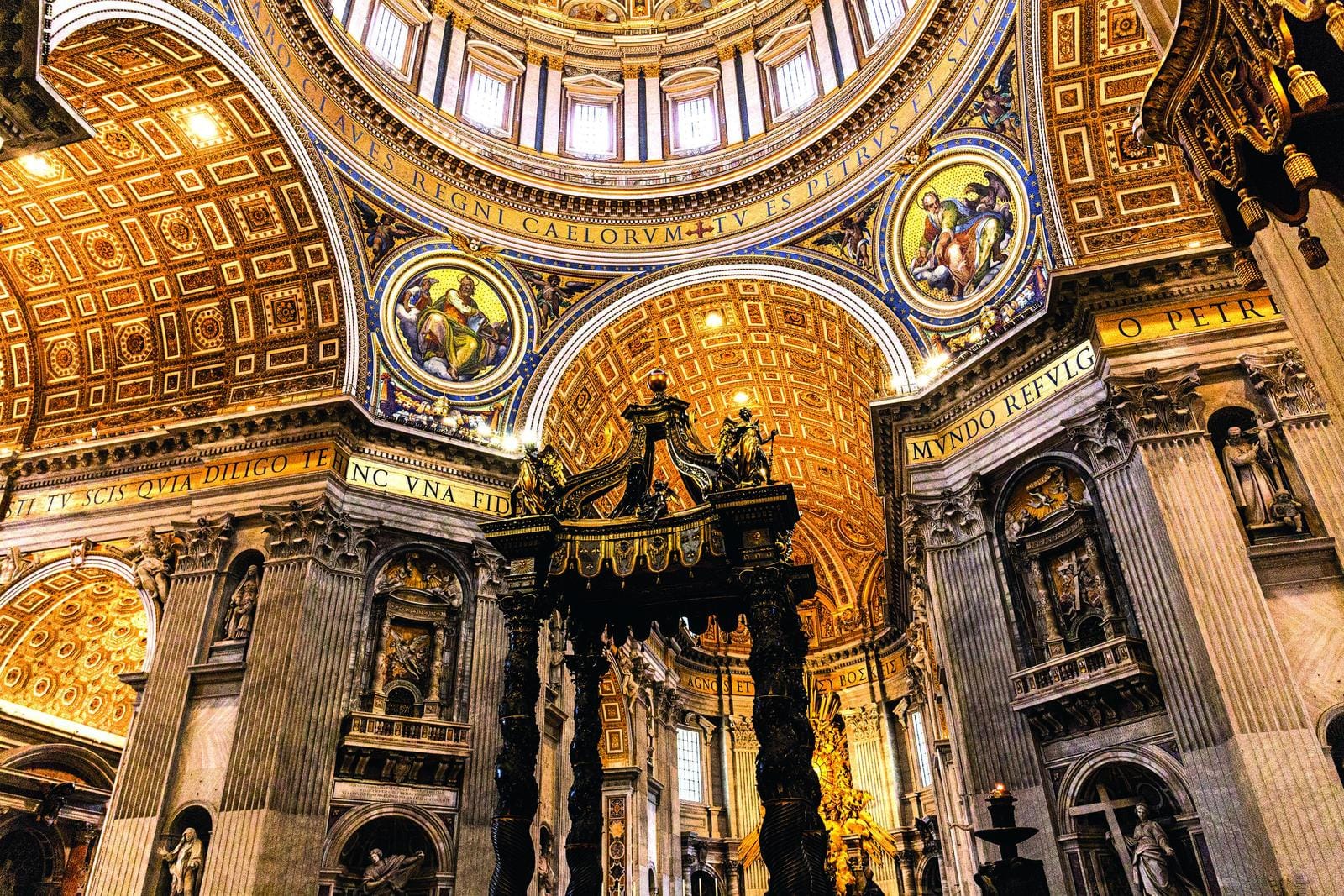Prunkvolles Interieur des Petersdoms in Rom, mit kunstvollen Mosaiken und Verzierungen.