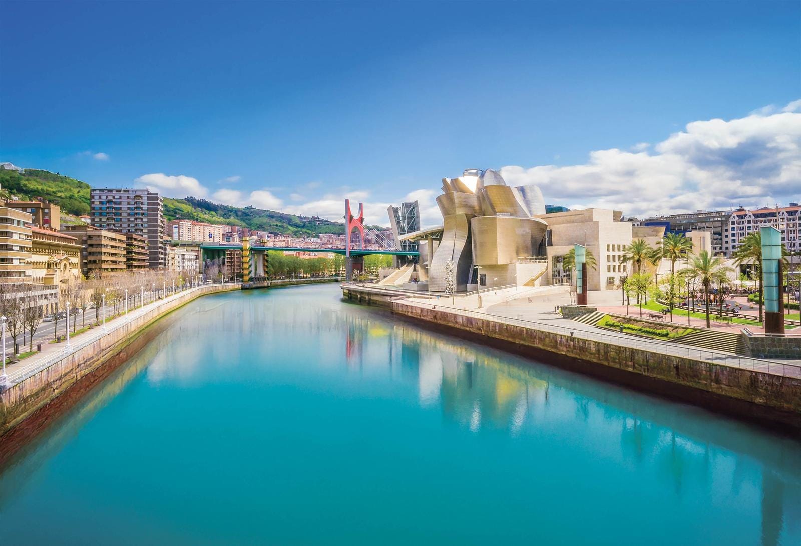 Bilbao, Spanien; Guggenheim-Museum am Fluss, moderne Architektur, blauer Himmel.