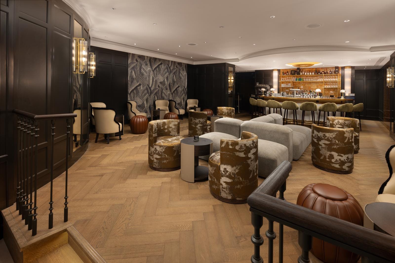 Elegante Hotellobby mit stilvollen Sesseln, Holzboden und beleuchteter Bar im Hintergrund.