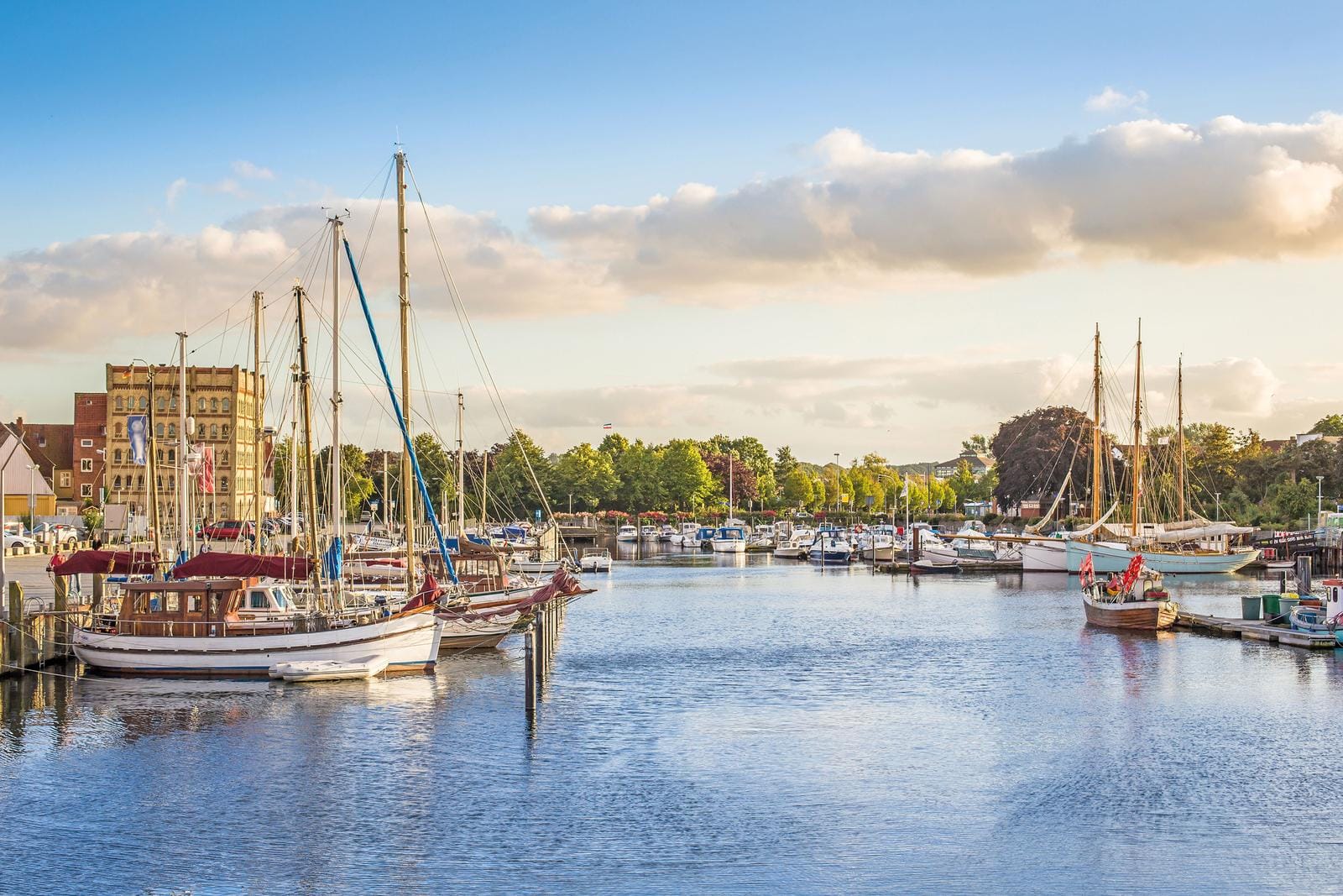 Idyllischer Hafen in Greifswald, Deutschland, mit Segelbooten und historischen Gebäuden.