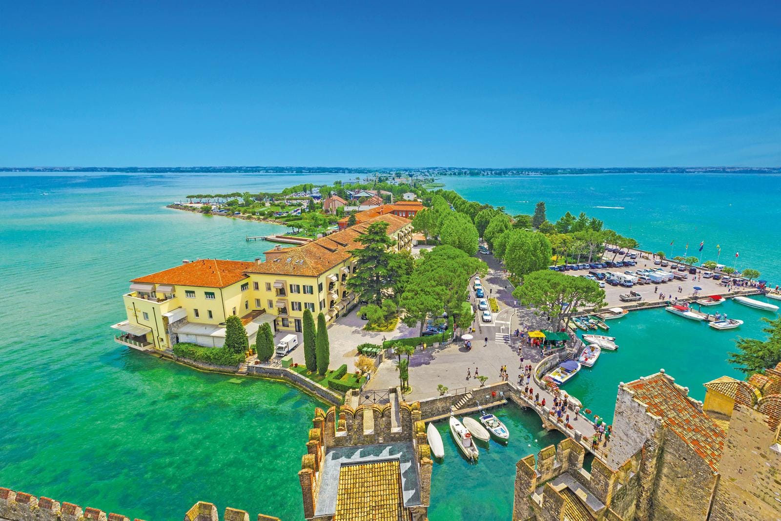 Malersiche Hafenstadt am Gardasee, Italien, mit klarem Wasser und mediterraner Architektur.