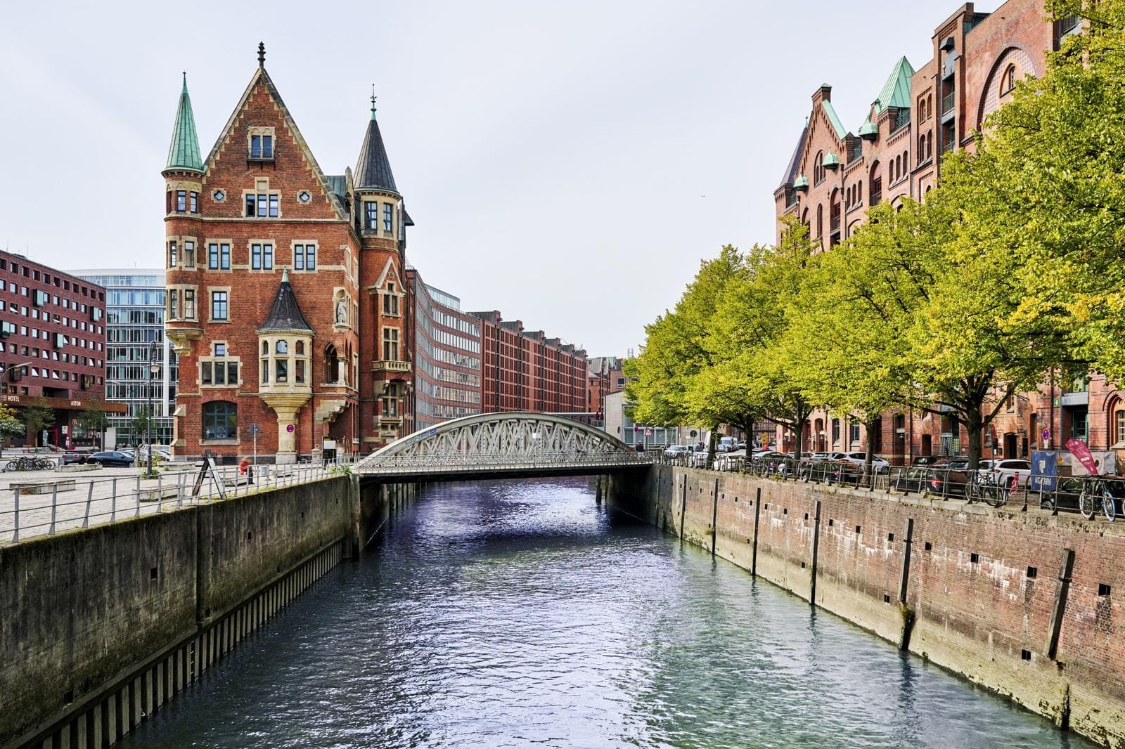 Historische Speicherstadt Hamburg mit roten Backsteingebäuden und einem Kanal.