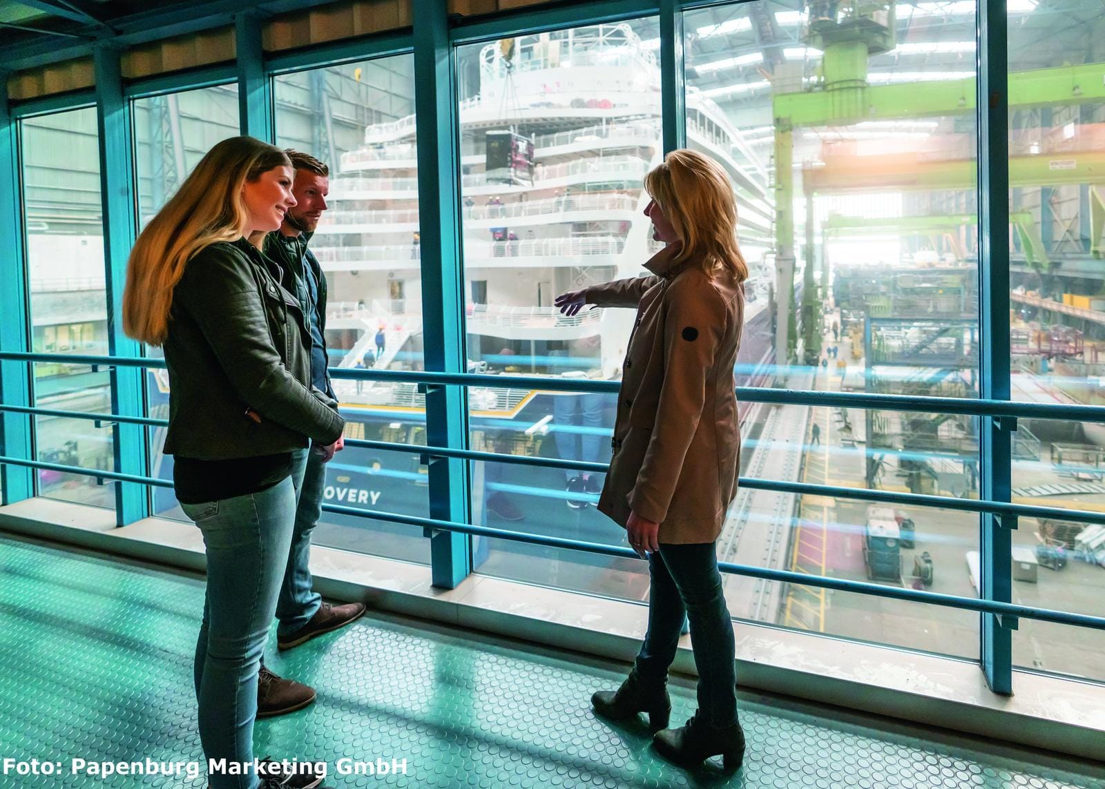 Besucher besichtigen ein Kreuzfahrtschiff im Bau in der Meyer Werft