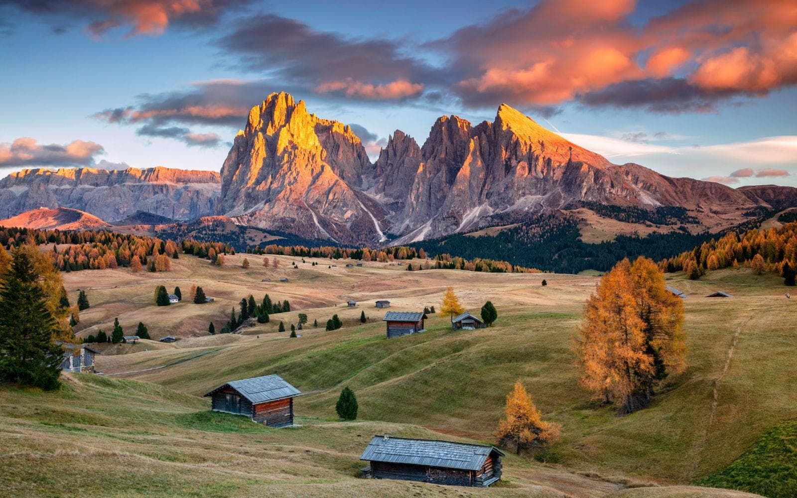 Herbstliche Landschaft in Südtirol, Italien, mit den Dolomiten im Abendlicht.