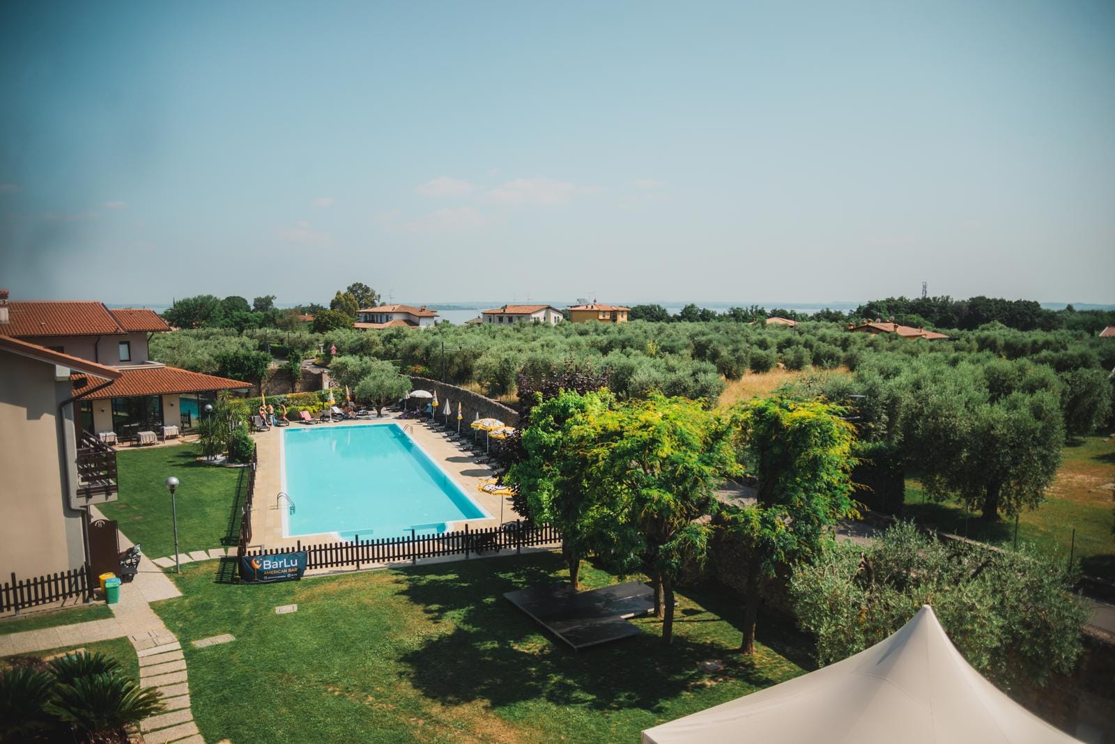Hotel Splendid Sole_blick auf den Pool und Gardasee