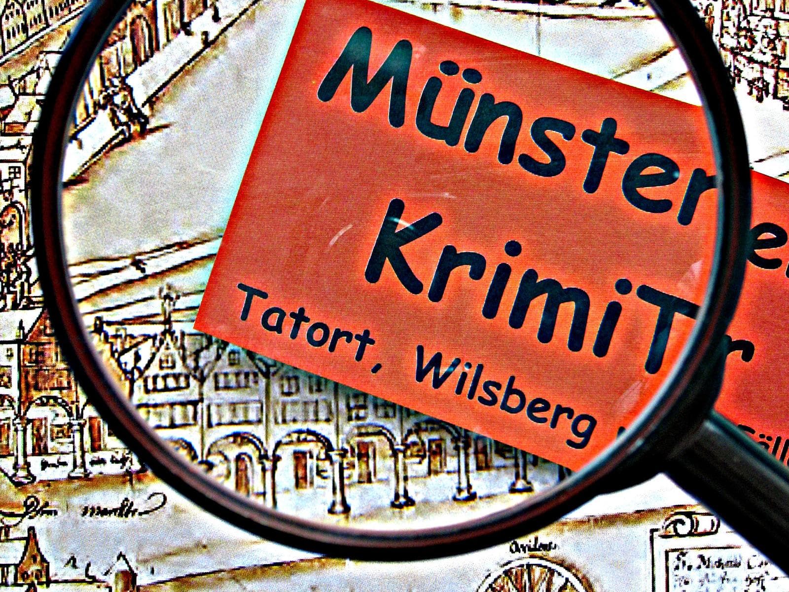Vergrößerungsglas über Münster-Krimitour-Text auf historischer Stadtkarte.