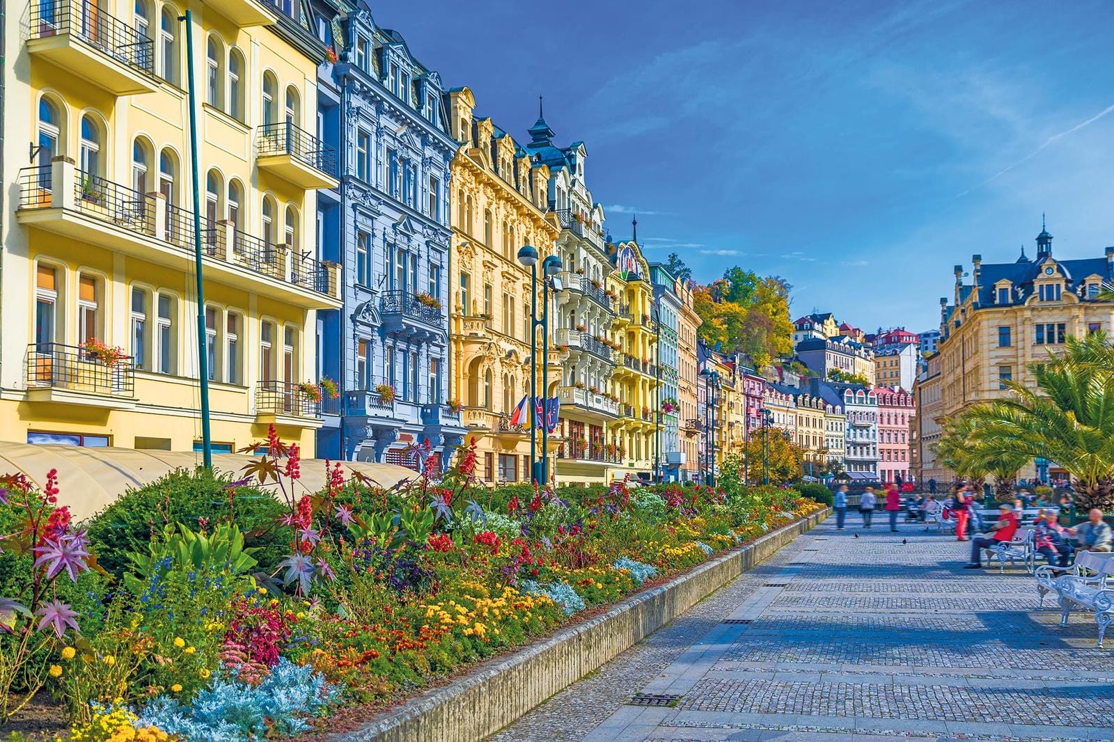 Bunte, historische Fassaden und üppige Blumen in Karlsbad, Tschechien.