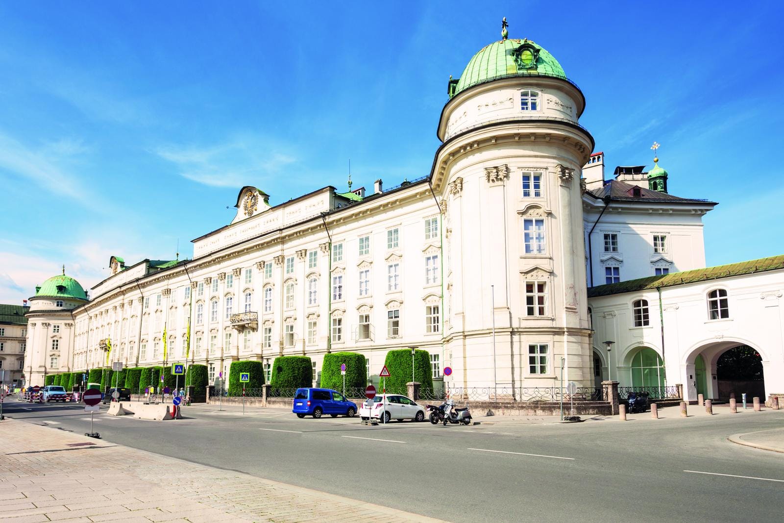 Historisches Gebäude mit grünen Kuppeln in barockem Stil, Wien, Österreich.
