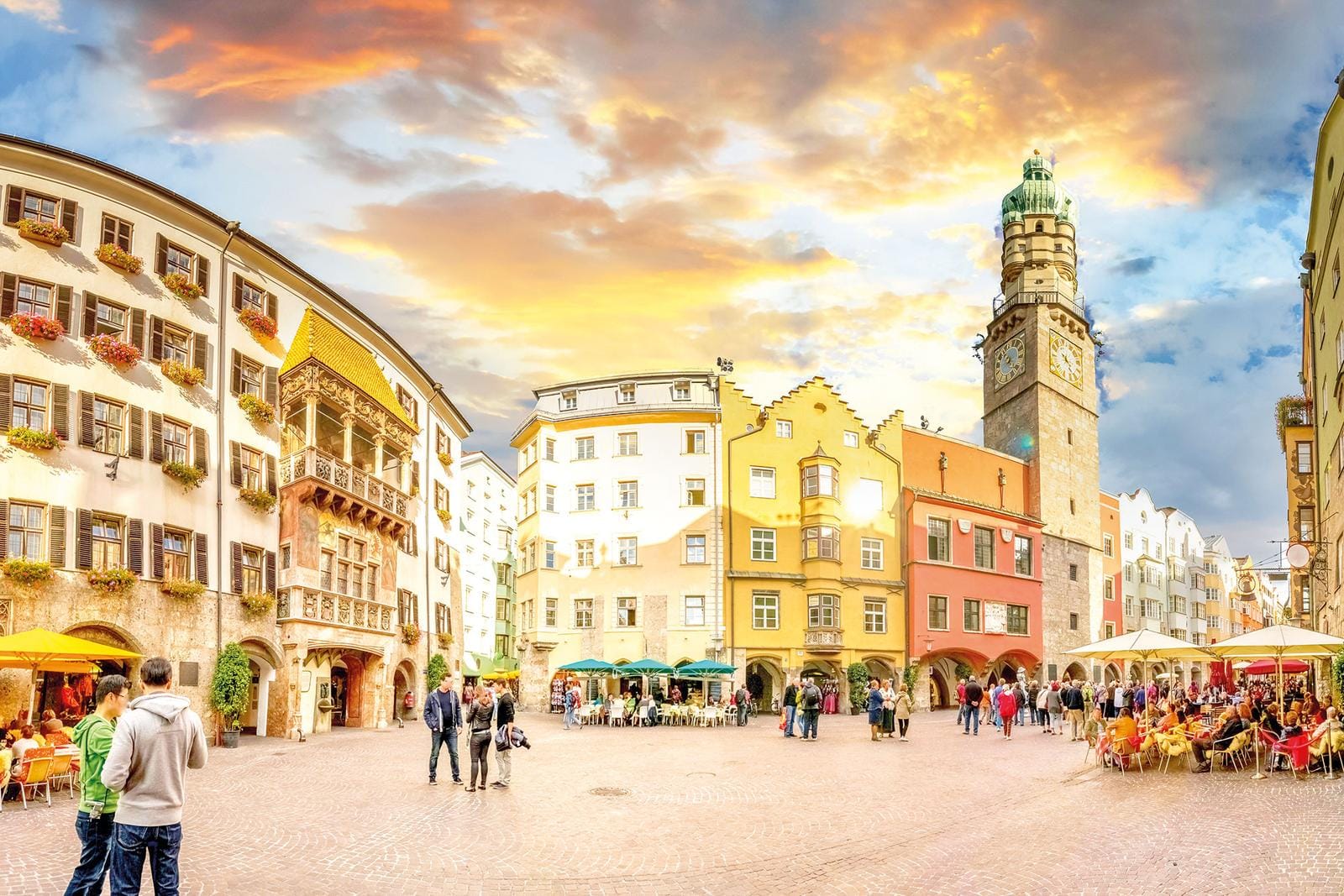 Bunte Altstadt von Innsbruck, Österreich, mit dem Goldenen Dachl im Sonnenuntergang.