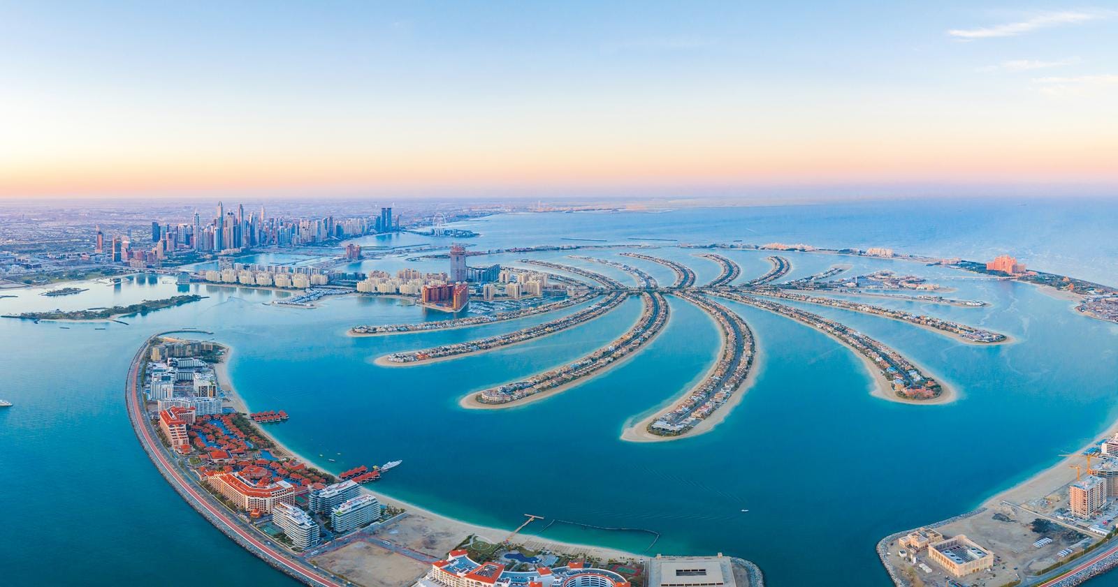 Palmeninsel in Dubai: Einzigartige, menschengemachte Landschaft mit atemberaubender Skyline.
