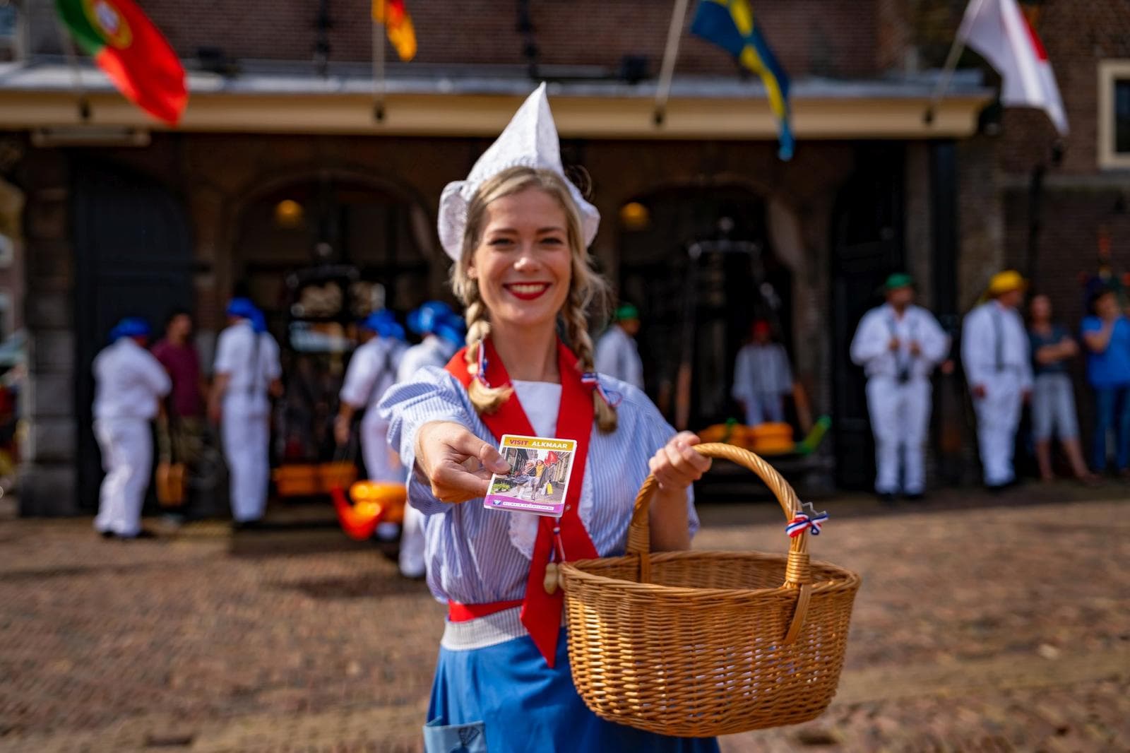 Frau in traditioneller Tracht am Käsemarkt in Alkmaar, Niederlande, mit Korb in der Hand.