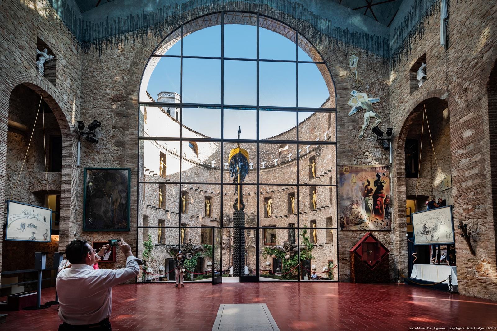 Großer Innenhof mit Glasfront im Dalí-Museum in Figueres, Spanien.