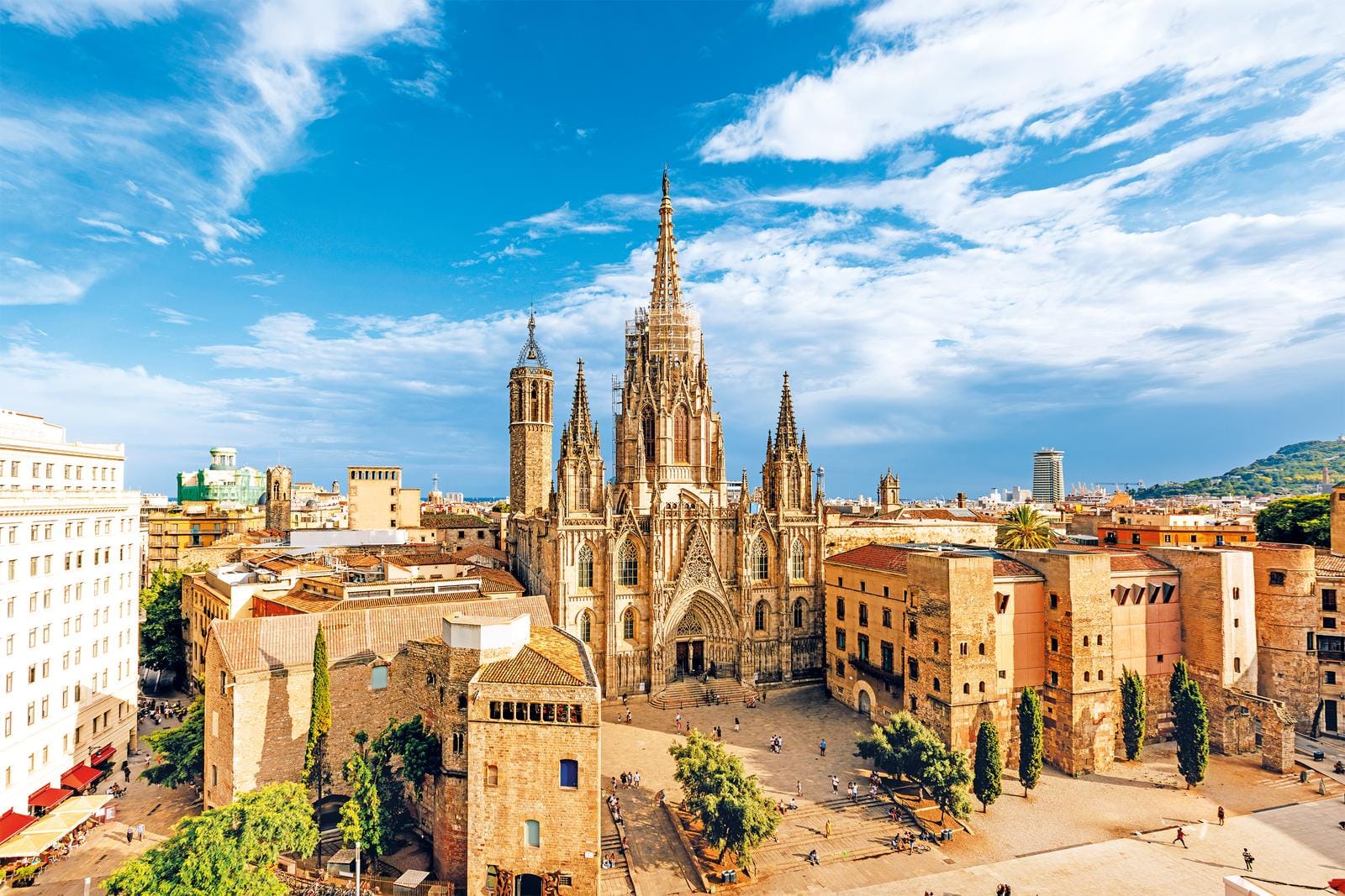 Historische Architektur in Barcelona, Spanien, beeindruckt mit gotischem Stil unter blauem Himmel.