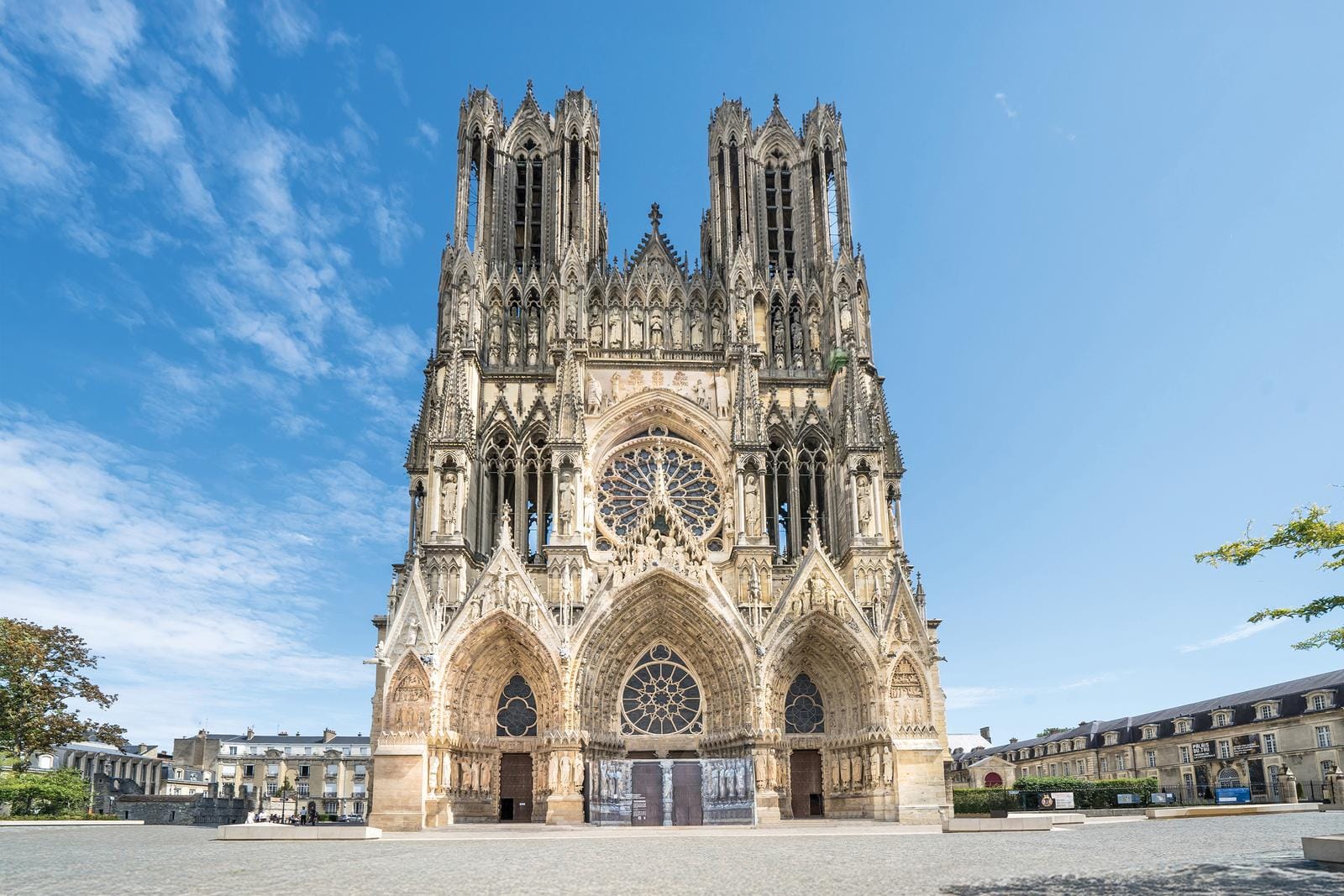 Gotische Kathedrale in Reims, Frankreich, bei klarem Himmel.