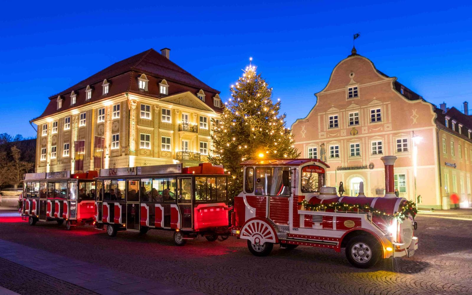 Weihnachtlich beleuchtete Altstadt mit festlichem Zug und geschmĂĽcktem Tannenbaum.