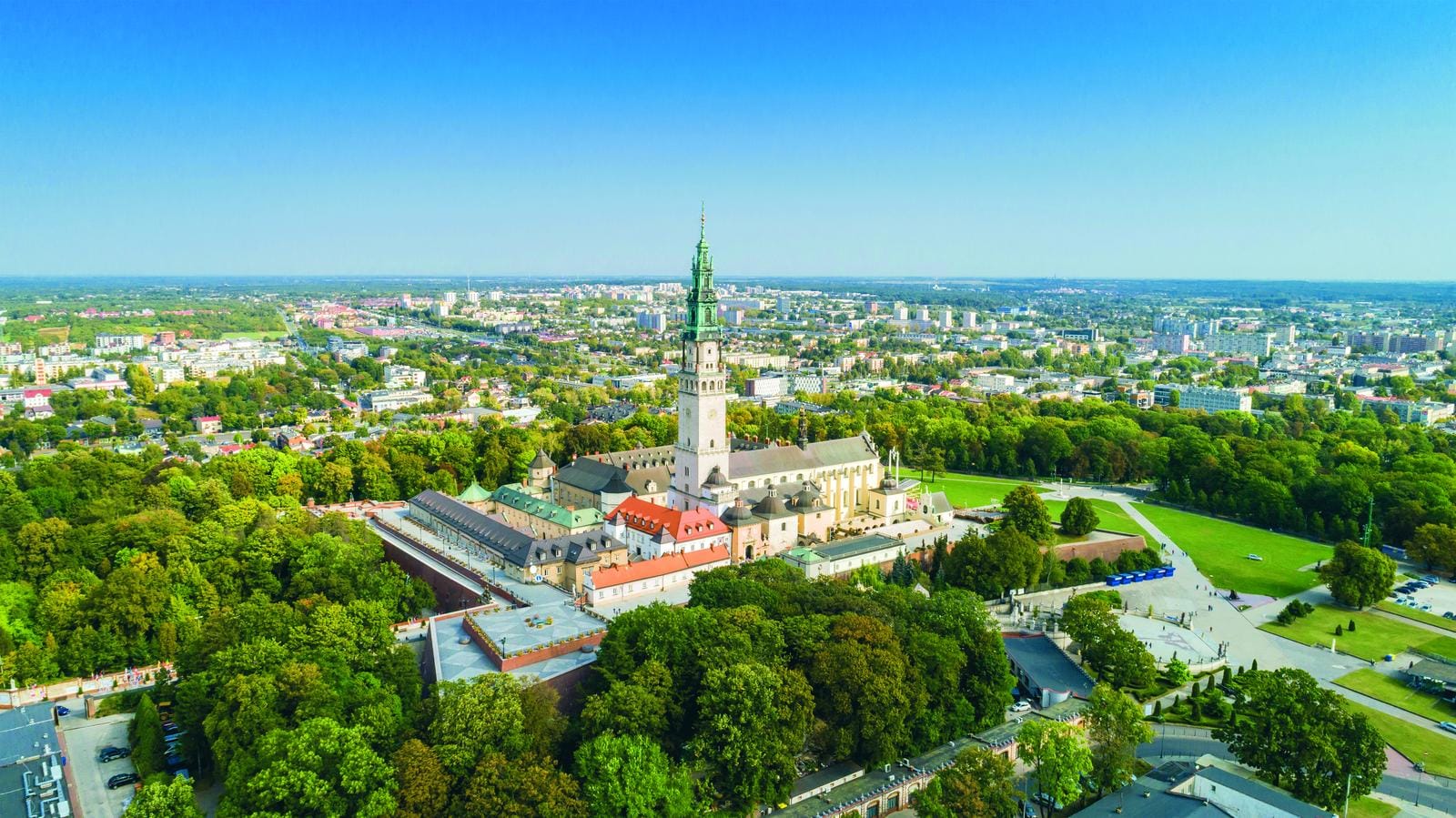Kloster Jasna Góra, Częstochowa, Polen, umgeben von grüner Landschaft und Stadtansicht.