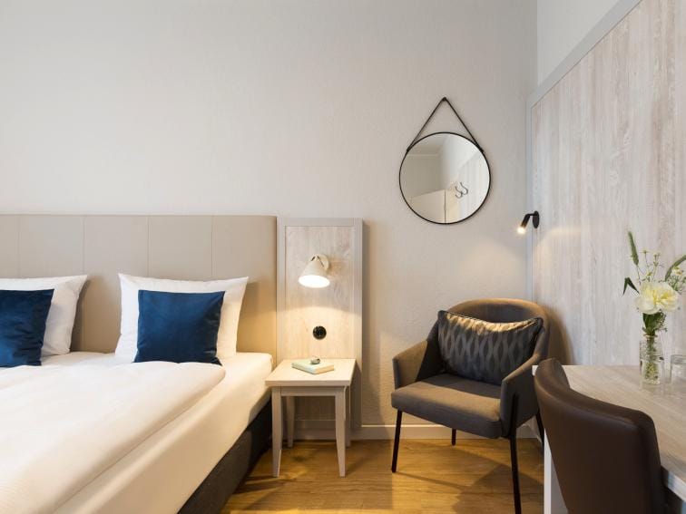 Hotelzimmer mit gemütlichem Doppelbett