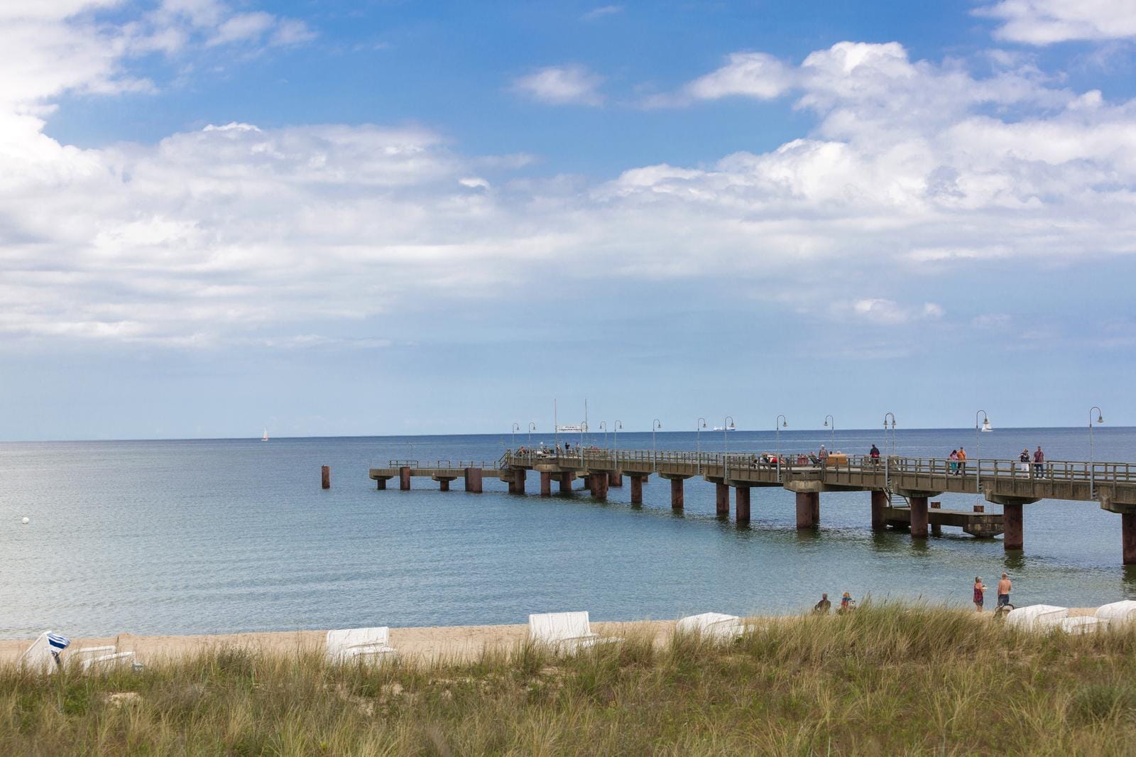 Strand und Steg auf Rügen