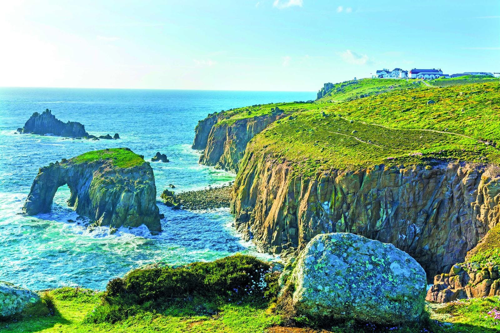 Raue Klippen und das Meer von Cornwall, England, schenken eine atemberaubende Aussicht.