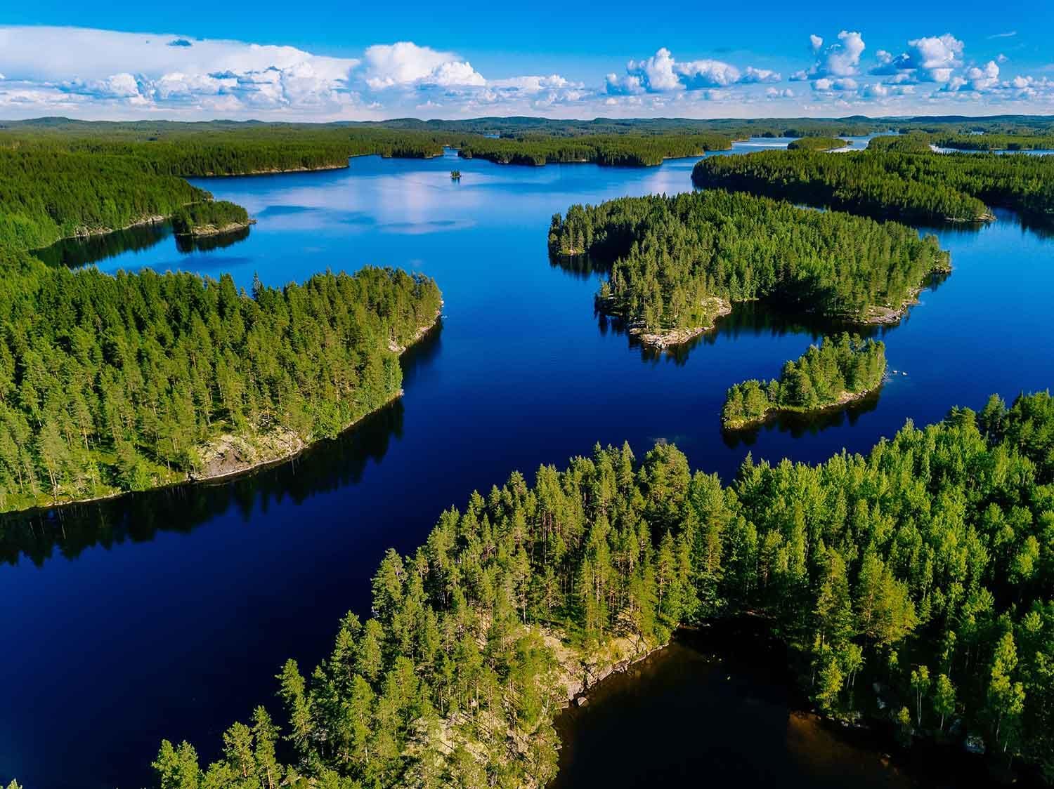 Schaeren auf einem See in Finnland bei strahlendem blauen Himmel