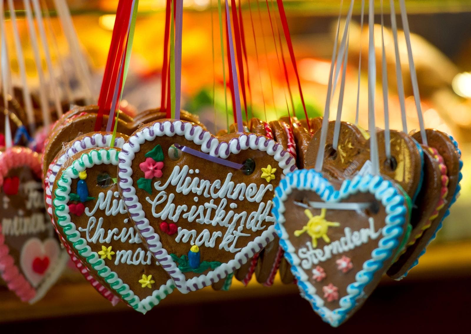 Lebkuchenherzen auf dem Münchner Christkindlmarkt, bunt verziert, festliche Stimmung.