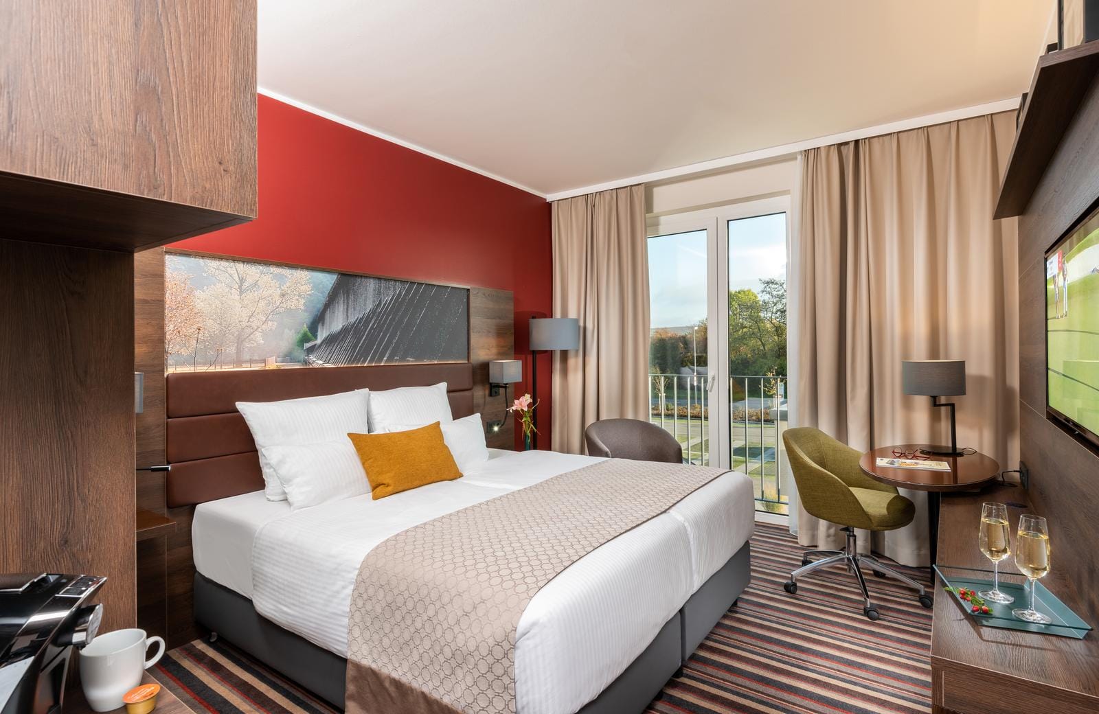 Gemütliches Hotelzimmer in Deutschland mit moderner Einrichtung und Aussicht auf grüne Natur.