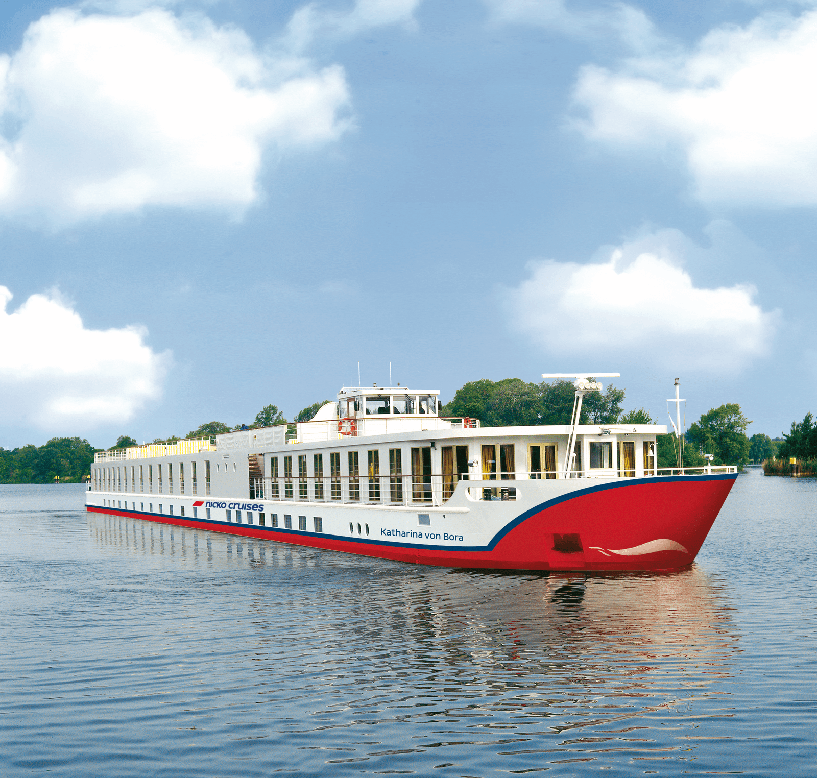 Weißes Flusskreuzfahrtschiff mit rotem Bug auf ruhigem Wasser, blauer Himmel, Bäume.