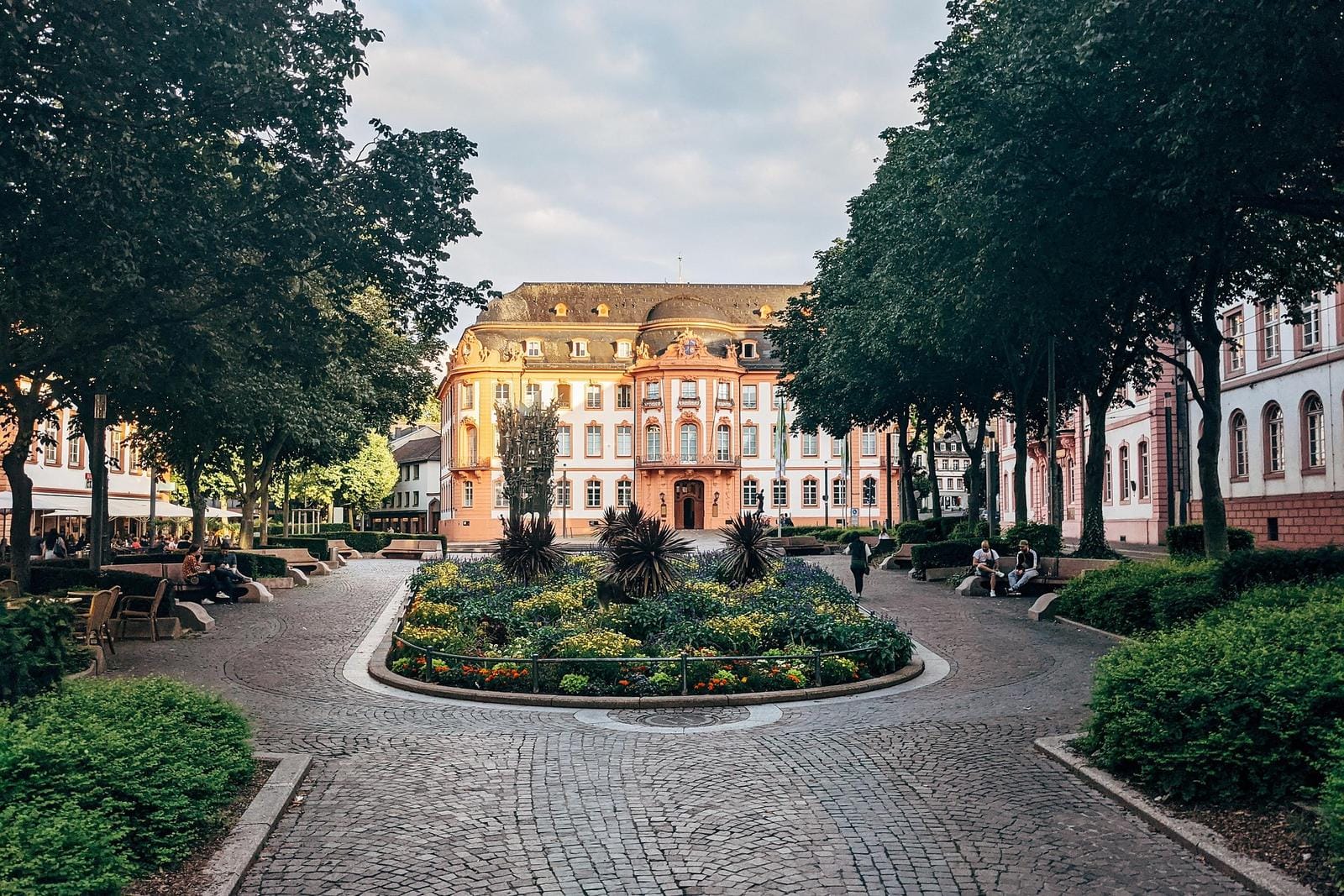 Historisches Barockgebäude in Mainz, Deutschland, umgeben von gepflegten Gärten.