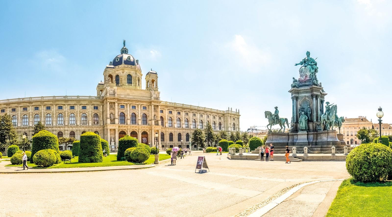 Prachtvolle Architektur und Denkmäler in Wien, Österreich, bei strahlendem Sonnenschein.