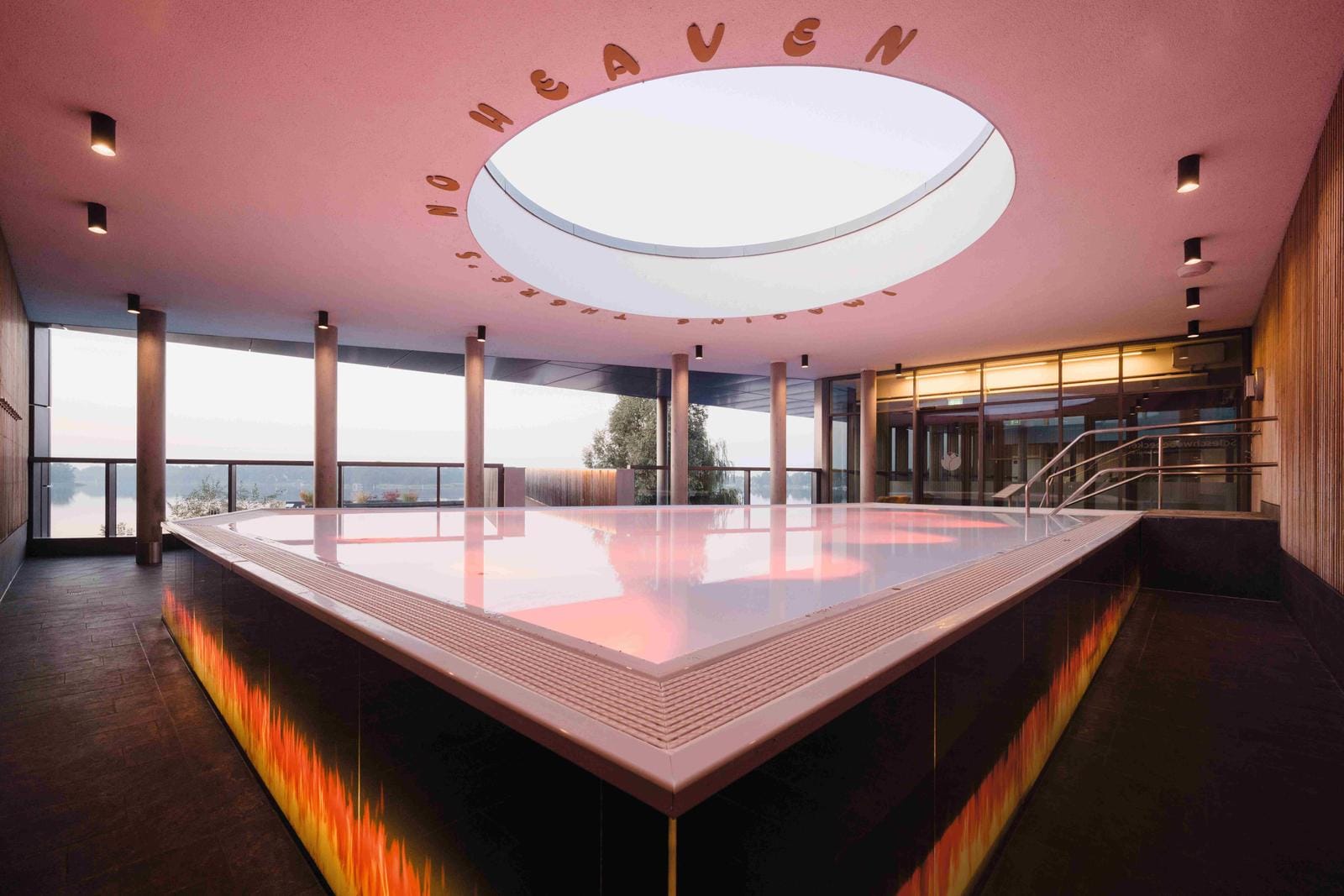 Moderner Spa-Bereich mit großem Pool, kreisförmiger Decke und Panoramaausblick.