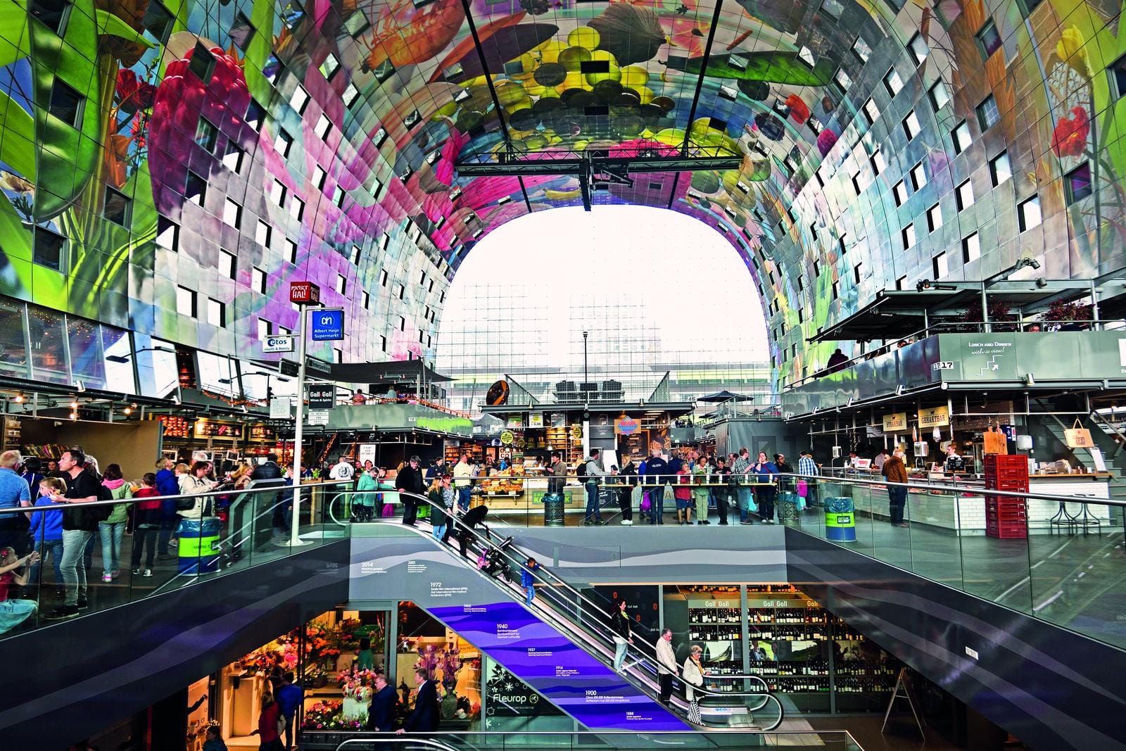 Farbige Markthalle in Rotterdam, Niederlande mit lebendiger Deckenmalerei.