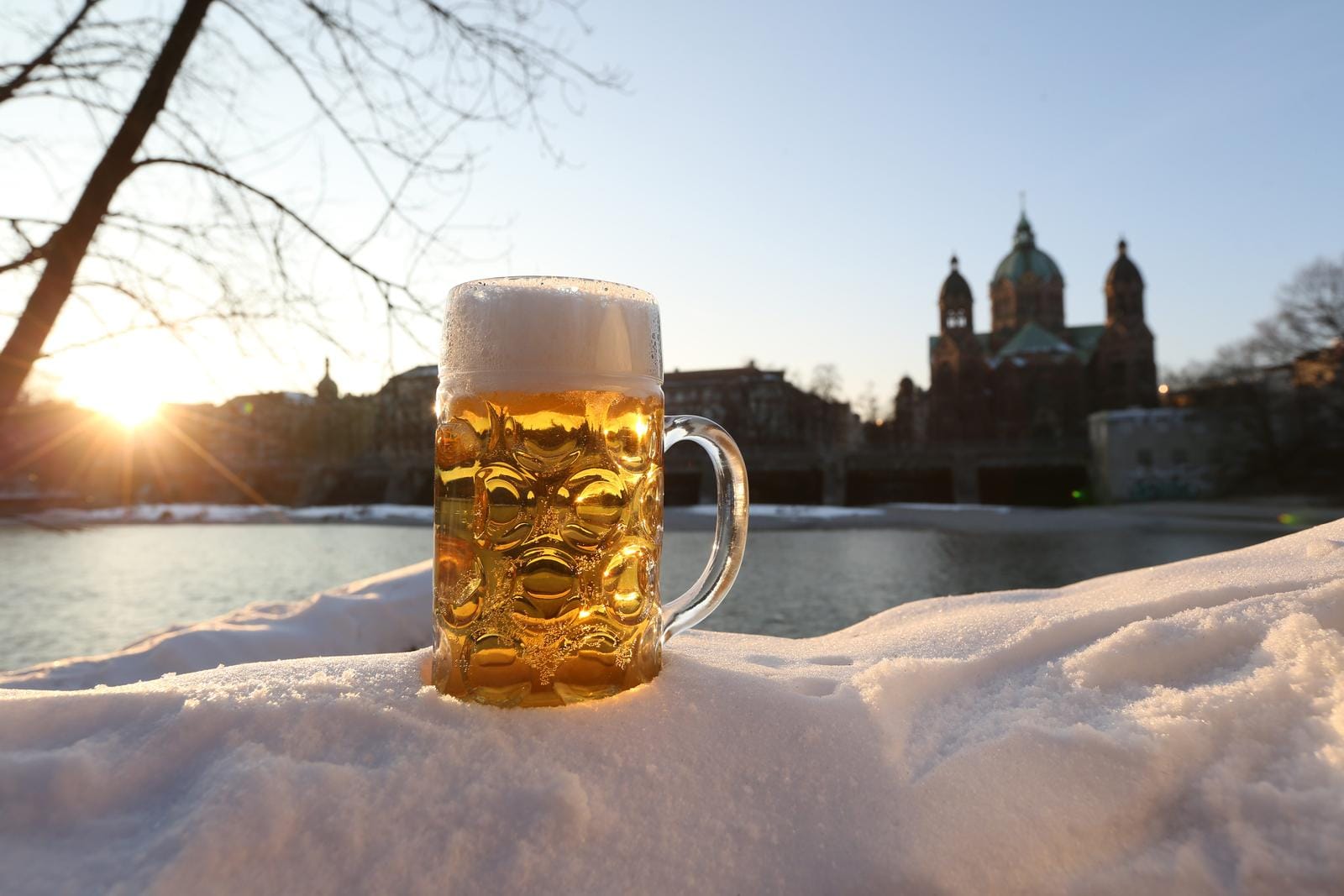 Maßkrug im Schnee