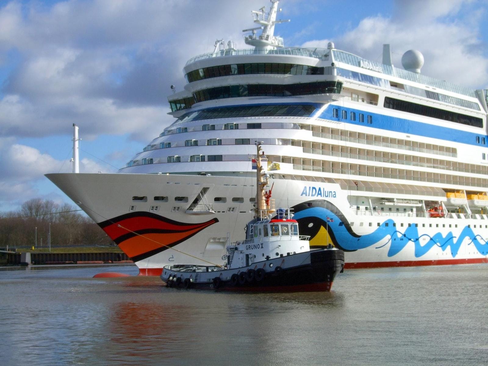 Meyer-Werft - Aida Luna, Papenburg, Kreuzfahrtschiff AIDA Luna verlässt die Meyer Werft in Papenburg.