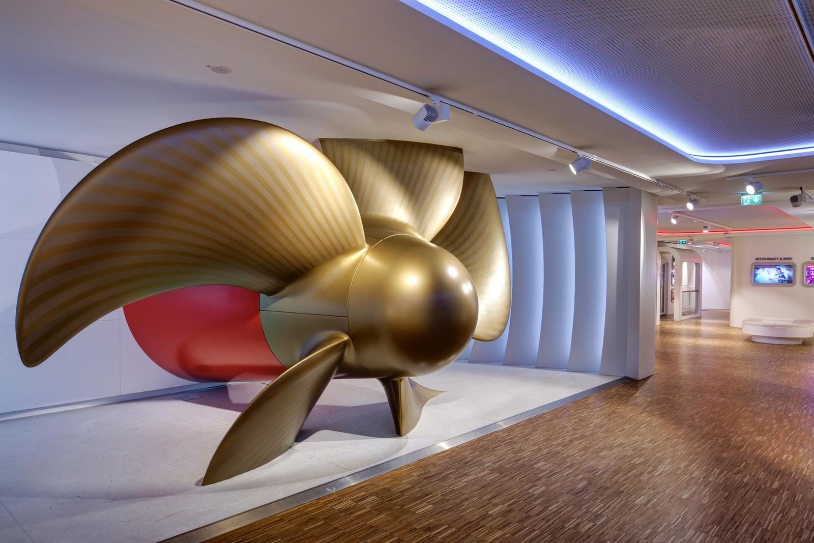 Meyer Werft_Ausstellung goldene Turbine, Goldene Turbine in der Meyer Werft Ausstellung, Papenburg., Goldene Turbine in der Meyer Werft Ausstellung, Papenburg.