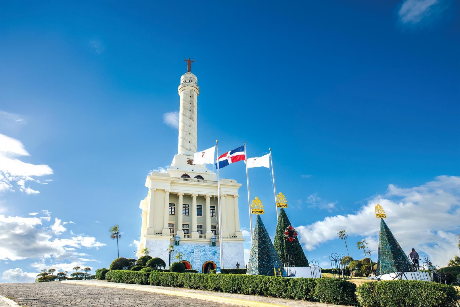 Monumento in Santiago de los Caballeros, Dominikanische Republik, mit Flaggen und Bäumen.