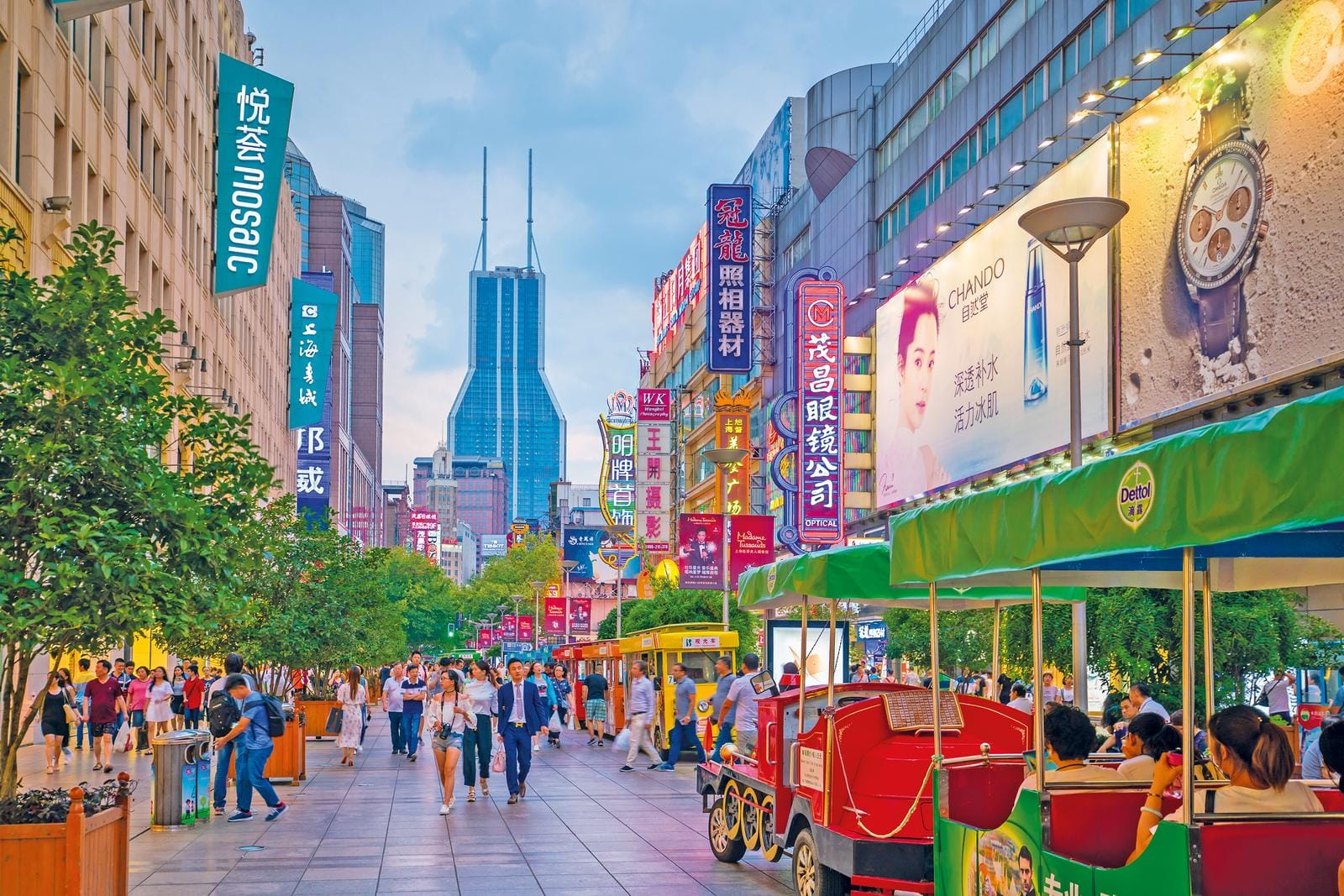 Belebte Einkaufsstraße in Shanghai, China, gesäumt von bunten Leuchtreklamen.