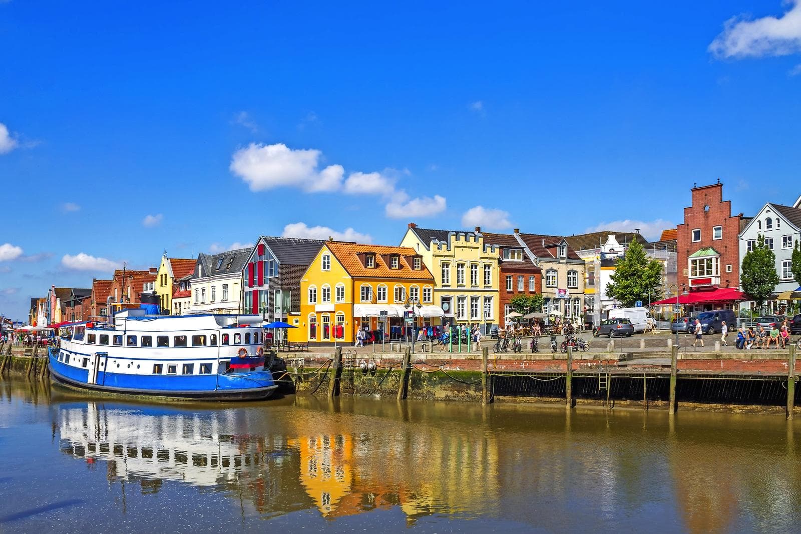 Bunte Hafenhäuser und ein Boot