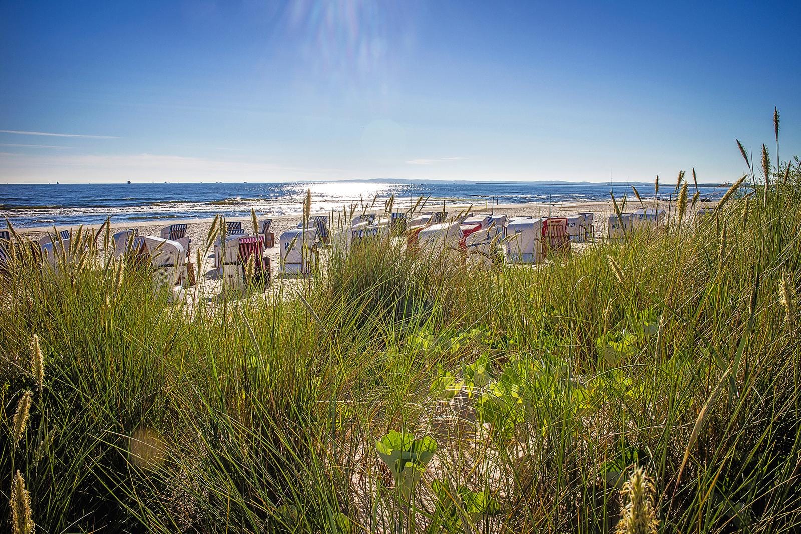 Strandkorbparadies auf Usedom, Deutschland: Sonne, Meer und Ruhe hinter den Dünen genießen.