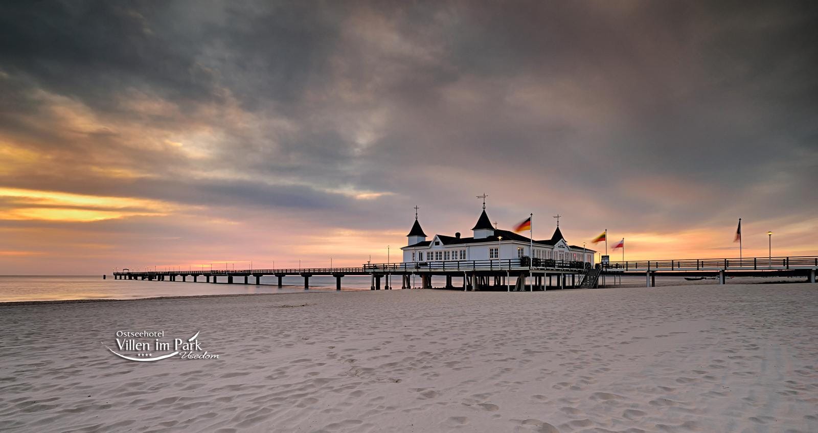 Abendstimmung am Strand von Usedom, Deutschland, mit stimmungsvoller Seebrücke im Sonnenuntergang.