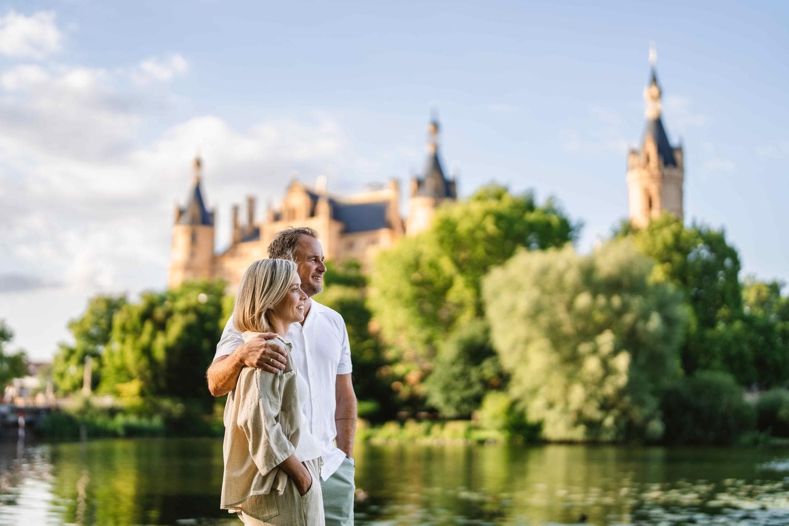 Paar am Schweriner Schloss