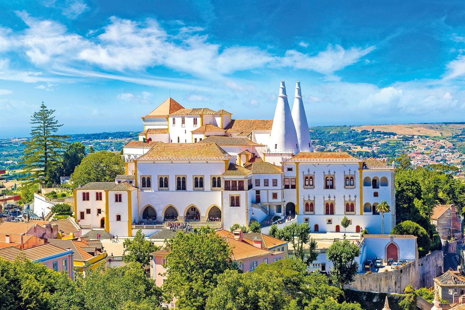 Der Palácio Nacional de Sintra in Portugal mit markanten weißen Schornsteinen.
