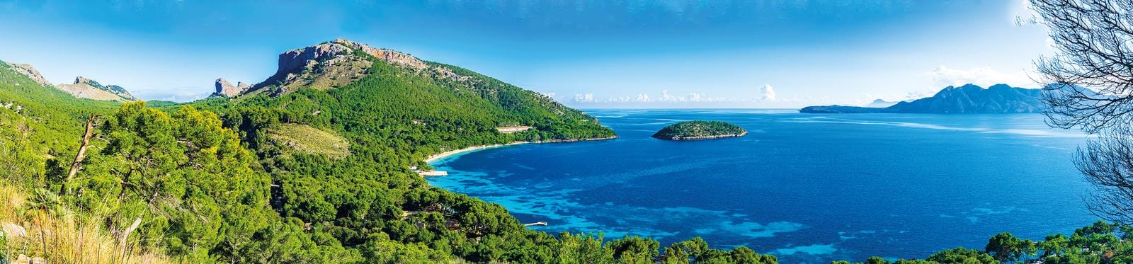 Küste mit Pinienwäldern und blauem Meer auf Mallorca, Spanien.