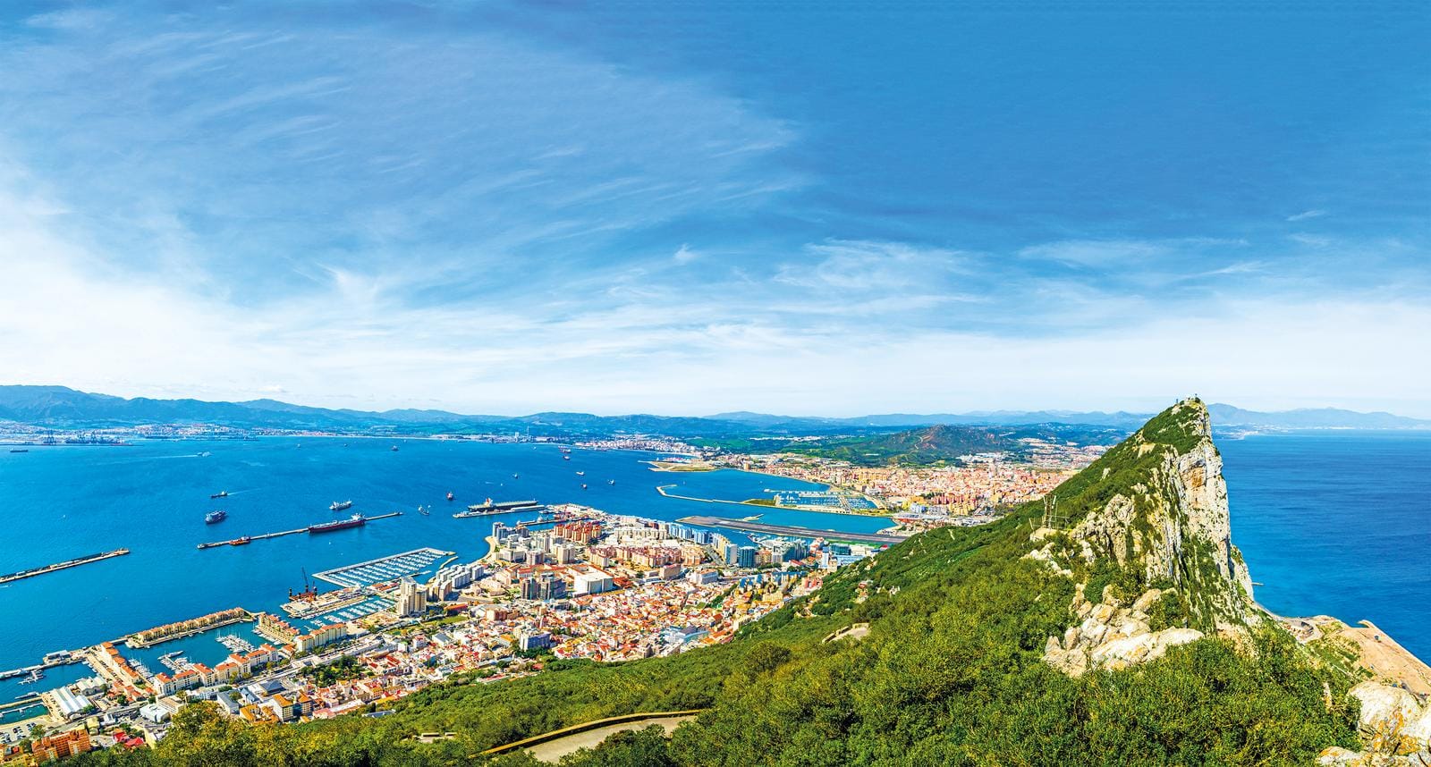 Blick auf Gibraltar mit blauem Meer und markantem Felsen, perfekt für sonnigen Urlaub.