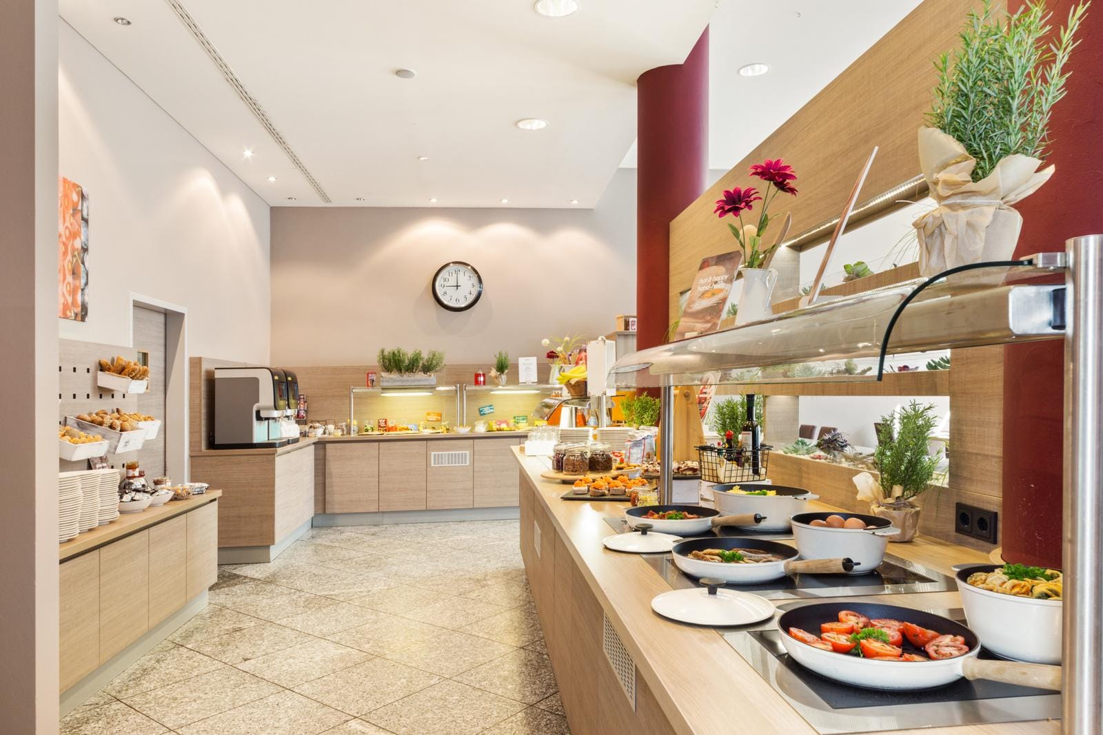 Frühstücksbuffet in einem Hotel, möglicherweise in Deutschland, mit vielfältigem Angebot.