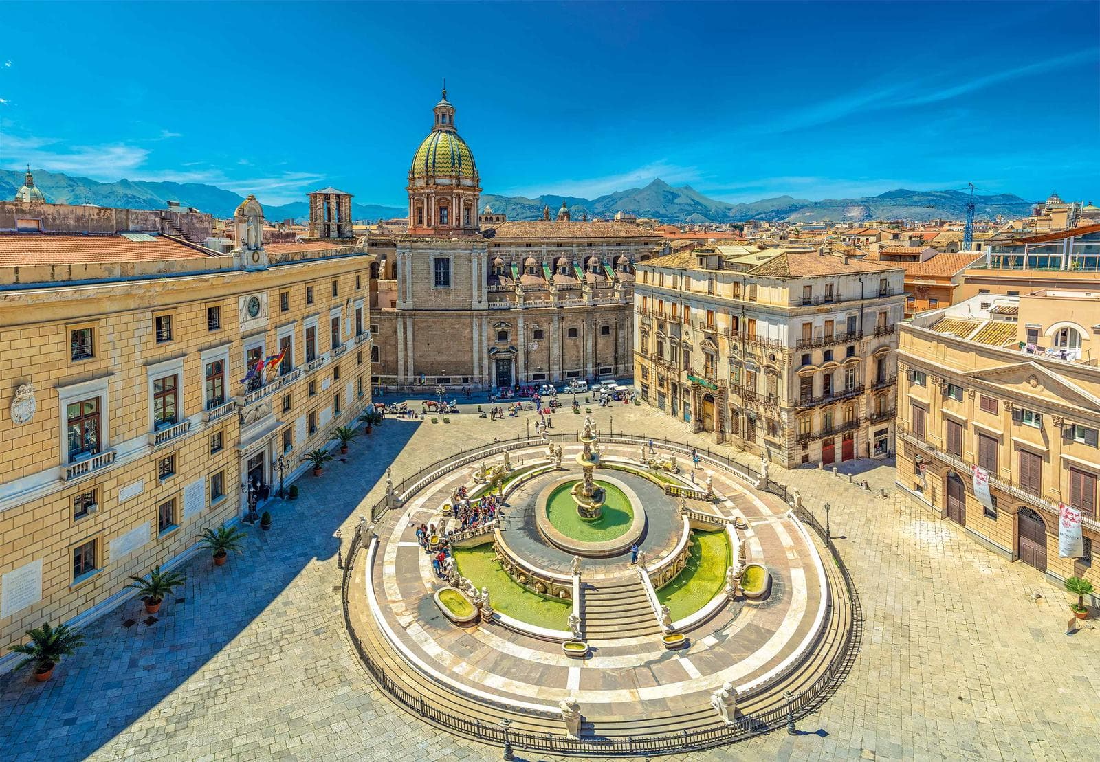 Piazza Pretoria mit Brunnen in Palermo, Italien, umgeben von historischen Gebäuden.