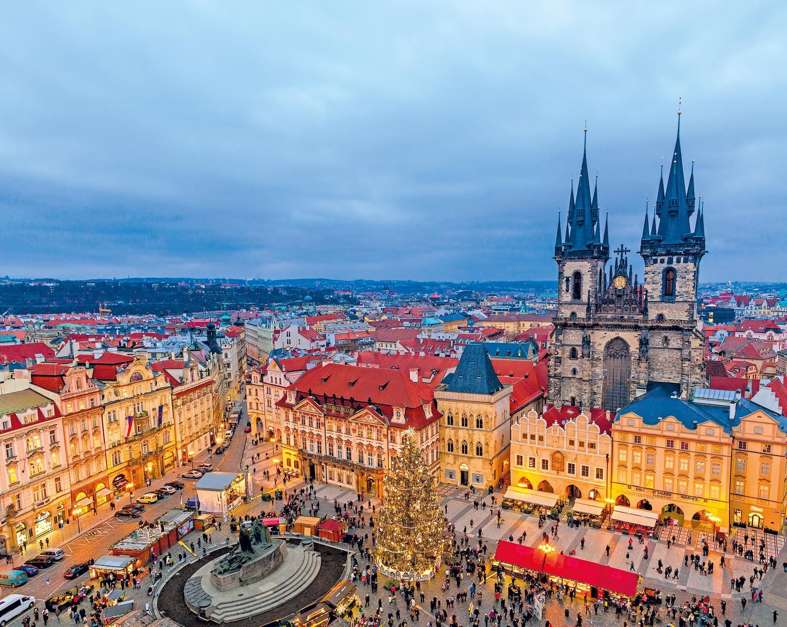 Historische Altstadt von Prag, Tschechien, mit weihnachtlich dekoriertem Marktplatz.
