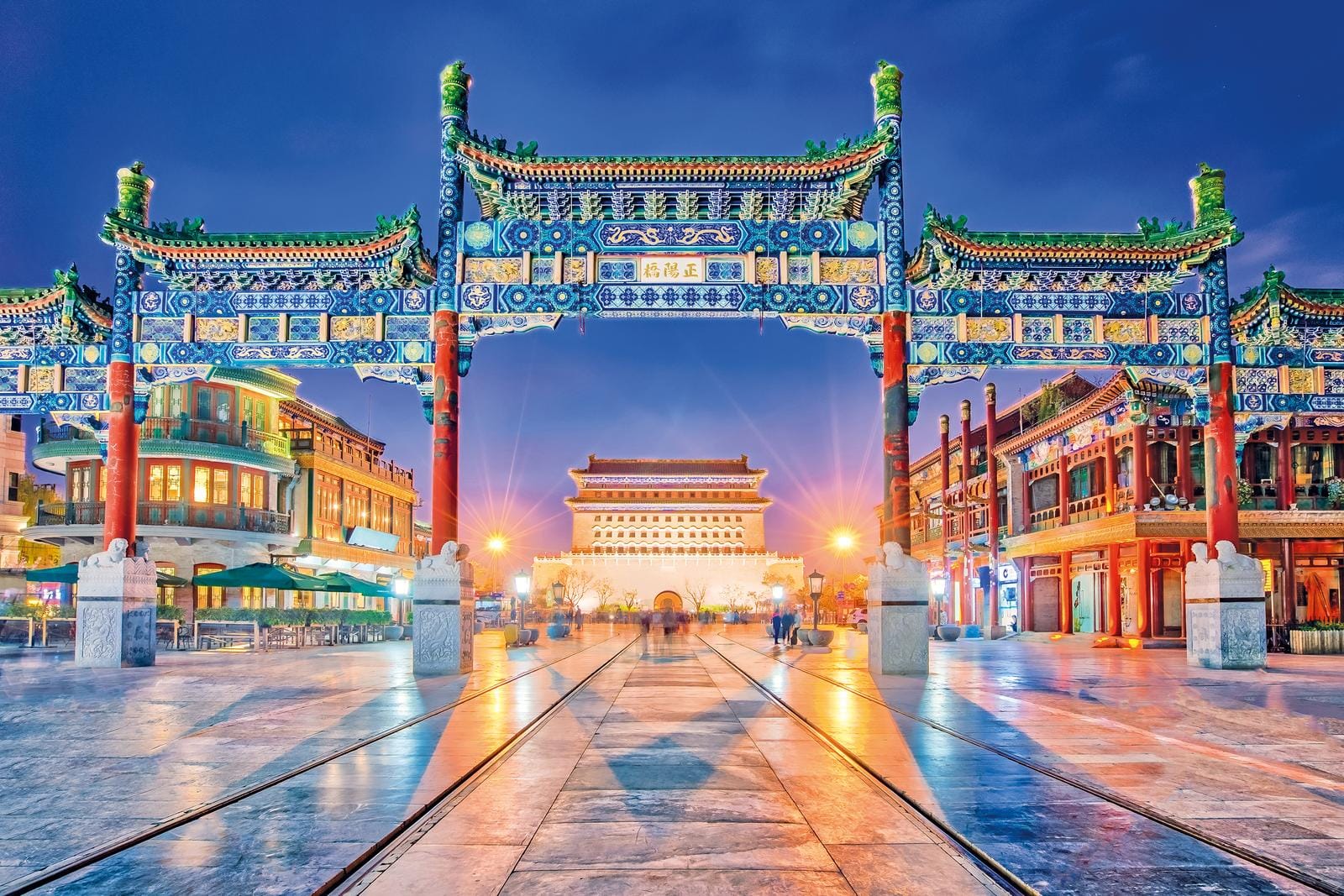 Bunter chinesischer Torbogen bei Nacht in Peking, China; leuchtende Architektur.